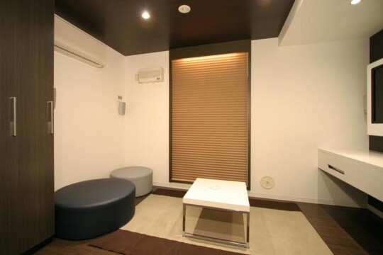 ROOM 01 ROOM 01