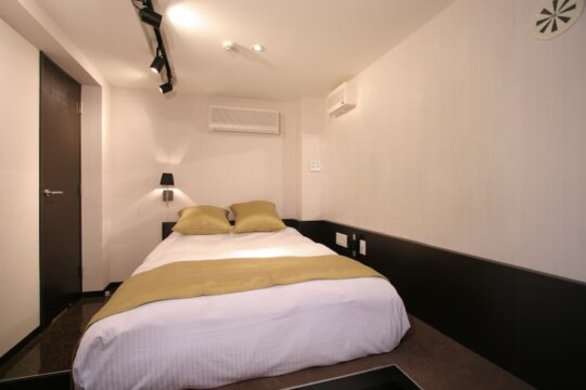 ROOM 04 ROOM 04